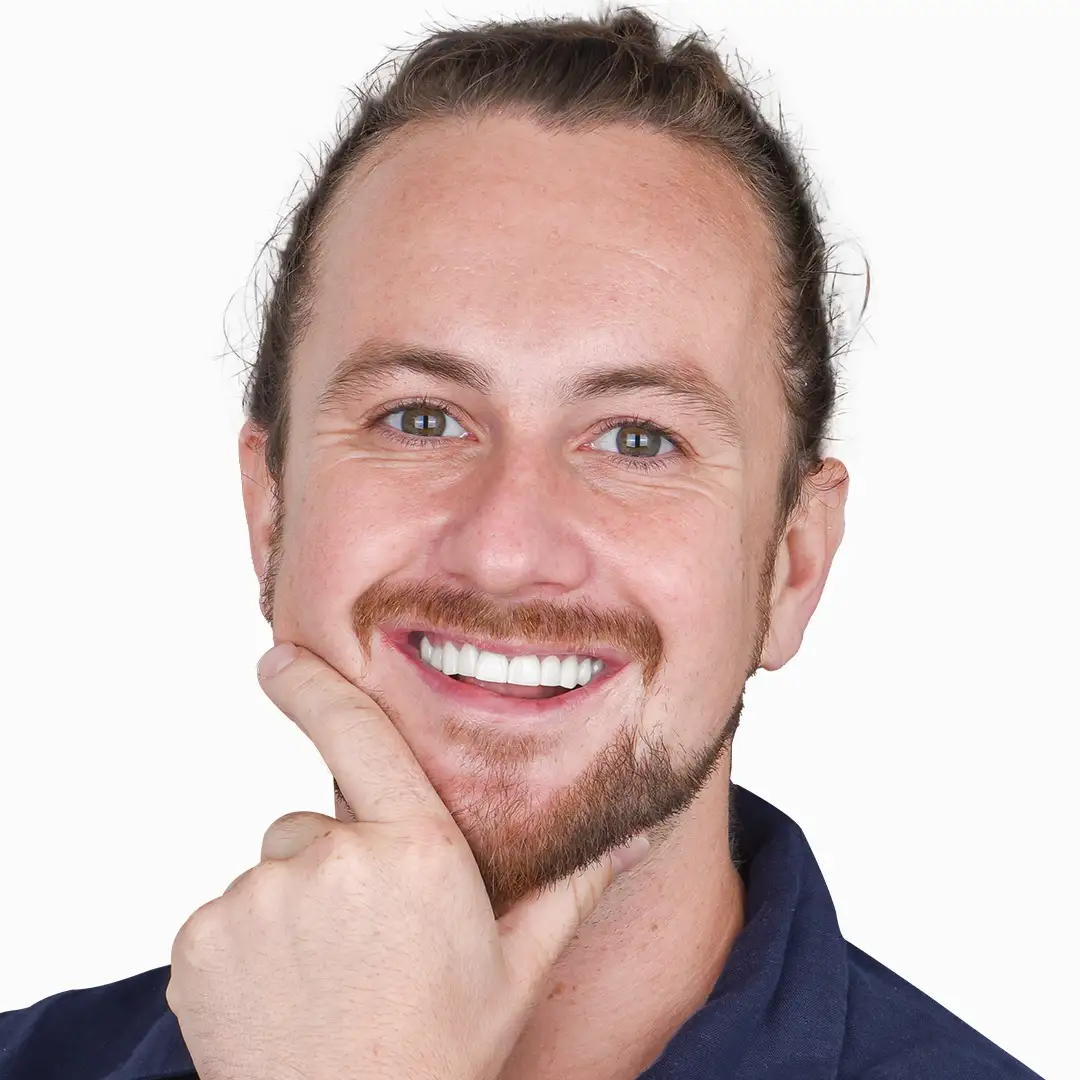 A before-and-after image of a patient with dental crowns in Mexico.